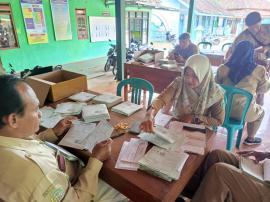 Penyaluran SPPT Pajak ke Petugas Penarik Pajak Dusun di Kalurahan Pengkol